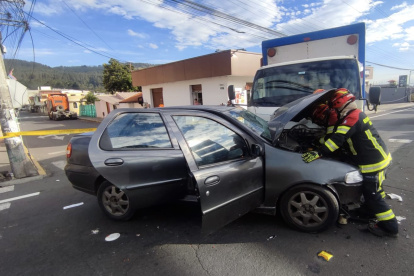 Un equipo del Cuerpo de Bomberos Quito atendió la emergencia.