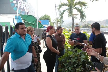 Las cantantes Katty Elisa y Mayensi acompañaron a los familiares del taxista asesinado en Guayaquil.