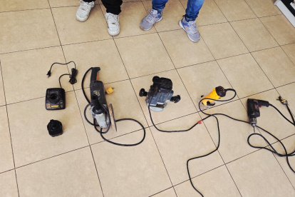 Entre las herramientas estaban un taladro, una moledora, una batería y un tupí amarillo.