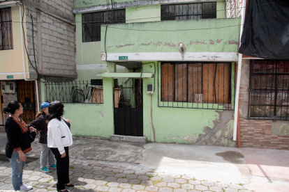 Las paredes de varias casas muestran profundas grietas que avanzan con el tiempo.
