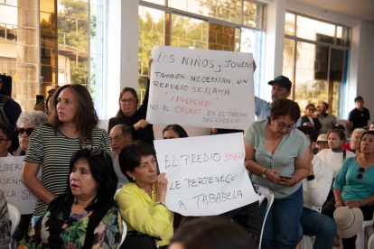 Al GAD de Tababela llegaron los vecinos con carteles. También estaban funcionarios de instituciones municipales.