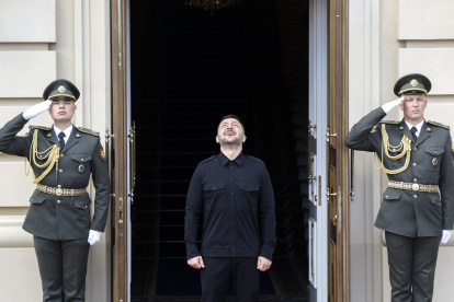 El presidente ucraniano, Volodymyr Zelensky, antes de su reunión con el primer ministro canadiense, Mark Carney, en Kiev, Ucrania, este domingo 24 de agosto de 2025.