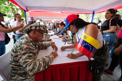 Personas participan en una jornada de alistamiento de la Milicia Bolivariana de Venezuela, este sábado 23 de agosto en Caracas.