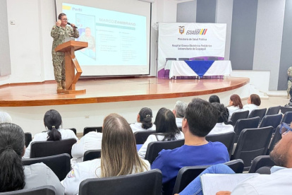 Marco Zambrano, nuevo gerente del Hospital Universitario, dando capacitación al personal