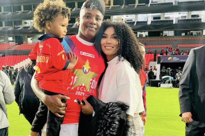Marcos Olmedo junto a su esposa y su hijo tras quedar campeón de la Copa Ecuador con El Nacional.