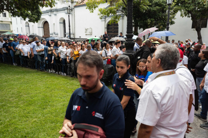 Personas hacen fila durante una jornada de alistamiento de la Milicia Bolivariana de Venezuela, este sábado en Caracas (Venezuela).