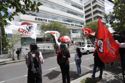 Gremios y sindicatos se concentraron en los exteriores de la Corte Constitucional, en Quito, durante la audiencia contra la Ley de Solidaridad Nacional.