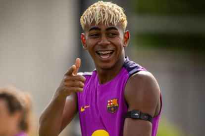Lamine Yamal usa el "10" del FC Barcelona en la temporada 2025 / 2026.