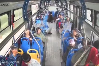 Un video captó un violento asalto con armas blancas a los pasajeros de un bus de transporte público en Guamaní, sur de Quito.