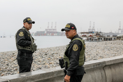 Agentes de policía de Perú vigilan la costa durante una alerta de tsunami en La Punta, provincia del Callao, Perú, el 30 de julio de 2025.