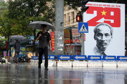 Una persona con un paraguas camina bajo la lluvia en Hanoi, Vietnam, el 25 de agosto de 2025.