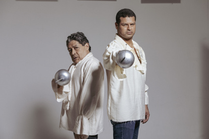 Lucho Mueckay junto a Marlon Pantaleón. Protagonistas de Una vida en el teatro.
