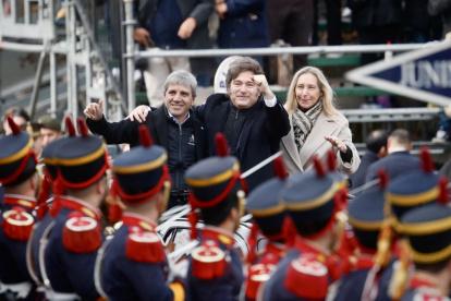 El presidente Javier Milei, su hermana, la secretaria general de la Presidencia, Karina Milei, y el ministro de Economía, Luis Caputo, en Buenos Aires el 26 de julio de 2025.