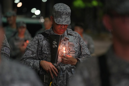 Un militar captado este domingo, 24 de agosto de 2025, al sostener una vela encendida, durante una "velatón" por la paz y la memoria,