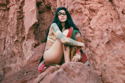 Ningún movimiento de Cazzu es casualidad. Ella sabe muy bien cómo manejar su imagen.