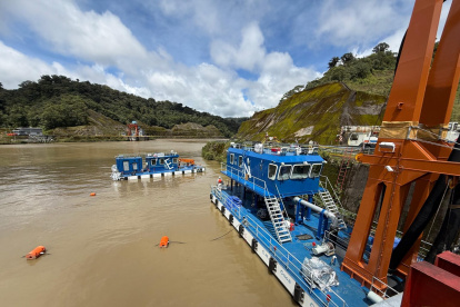 La draga en Coca Codo Sinclair remueve sedimentos para optimizar la generación eléctrica