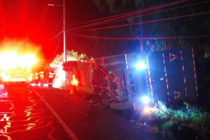 Un camión perdió pista y se volcó en la avenida Simón Bolívar a la altura de la UIDE.