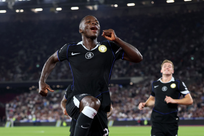 Moisés Caicedo anotó su primer gol de la temporada con Chelsea en Premier League.
