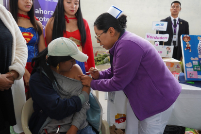 En una vacunación contra COVID-19, realizada por personal del Ministerio de Salud.
