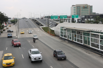 Los pasos a desnivel que el Municipio de Guayaquil inauguró este 2025 en la intersección de avenida de las Américas e Isidro Ayora, en el norte.