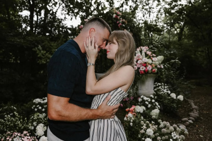 Taylor Swift y su novio Travis Kelce se comprometen.