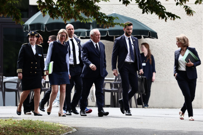 El primer ministro François Bayrou, llega a la prensa durante las Conferencias de Verano "Universidades de verano" de la CFDT, al sur de París, el 26 de agosto de 2025.