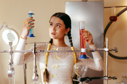 Joaquina tiene 21 años.