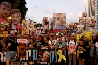 Manifestantes que apoyan a las familias de los rehenes israelíes protestan en Tel Aviv, Israel, el 26 de agosto de 2025.