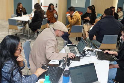 El nuevo reglamento interno restringirá que los funcionarios del Sercop usen celulares en las oficinas de la entidad.