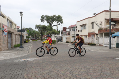Los domingos se peatonalizan calles en el barrio Centenario, por iniciativa del Municipio de Guayaquil, para fomentar la recuperación del espacio público.