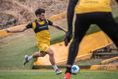 Joaquín Valiente en el entrenamiento de Barcelona SC.