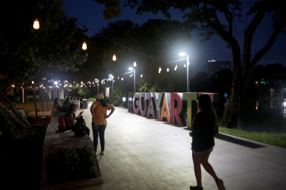 Visitantes en la plaza Guayarte, en el norte de Guayaquil.