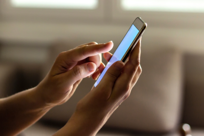 Se analiza la prohibición de uso de celulares dentro de la institución.