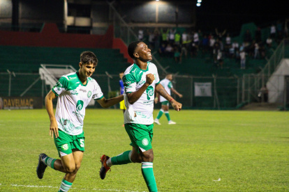 Bryan Angulo (d) celebra uno de sus goles con Liga de Portoviejo.