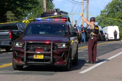Imágenes de una intervención de la policía en la suite de tirs dans una école catholique de Minneapolis, dans le Minnesota.
