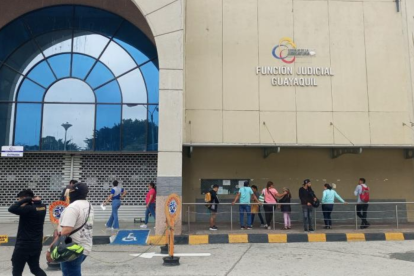 Agentes especializados inspeccionan el complejo judicial Albán Borja tras una amenaza de bomba que obligó a evacuar el edificio y suspender las actividades judiciales en Guayaquil.