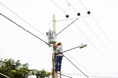 Transformadores y postes de alumbrado público se instalaron en la comuna El Delfín, por un costo superior a los 42.000 dólares.
