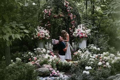 ¿Fue en un jardín? ¿Quién lo sabía? El papá de Travis Kelce narra el momento exacto en que su hijo y Taylor Swift se comprometieron