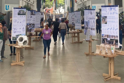 La exposición itinerante de trabajos, como parte de la IX EXPO FAU, se realiza en el pasaje de la Universidad de las Artes (UArtes).