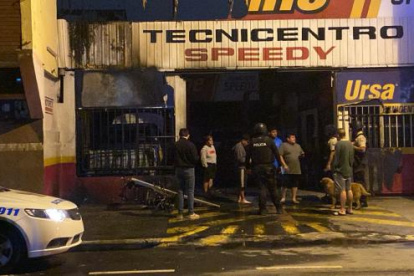 Un incendio se registró en una lubricadora ubicada en el sur de Guayaquil, la madrugada de este miércoles 27 de agosto.