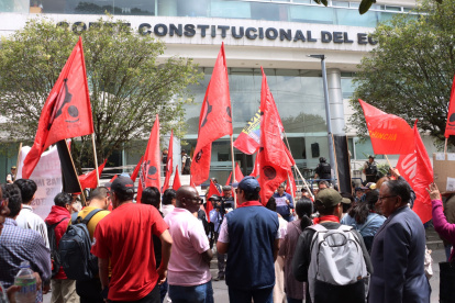 Colectivos sociales se concentraron en las afueras de la Corte Constitucional mientras se desarrollaba la audiencia.