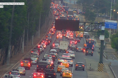 Tras el accidente se evidenció una fuerte congestión vehicular en la vía a la costa, a pocos metros del intercambiador con la avenida del Bombero.