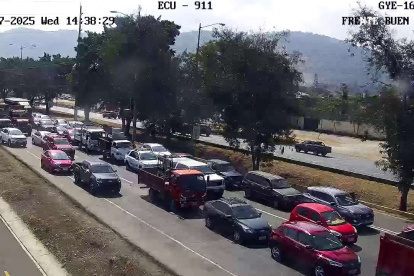 El tránsito vehicular colapsó en la vía a la costa la tarde de este miércoles 27 de agosto.
