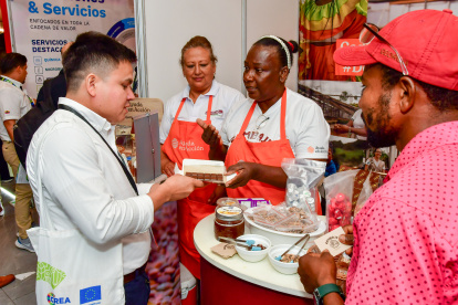 Virginia Borja, cacaotera de Esmeraldas, muestra que con la cáscara de cacao hacen envoltura para el chocolate.