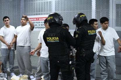Integrantes de la Policía Nacional Civil custodian personas detenidas en la Torre de Tribunales este 25 de agosto de 2025, en (Guatemala).