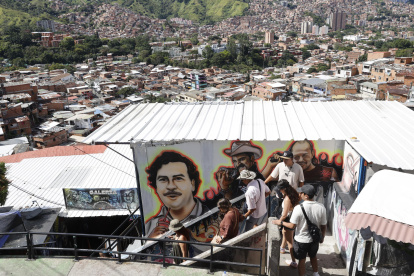 Foto del 11 de agosto de 2025 de turistas recorriendo la Comuna 13 en Medellín (Colombia).