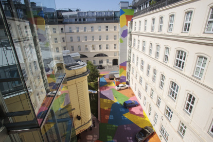 Una vista aérea muestra el suelo pintado de colores del patio del "Museo Heidi Horten" en Viena, Austria, el 13 de agosto de 2025.