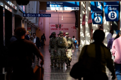 Miembros armados de la Guardia Nacional patrullan la Estación Union el 27 de agosto de 2025 en Washington, D. C.