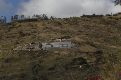 En las faldas de volcán Ilaló, incluso cada vez más arriba, se siguen levantando construcciones.