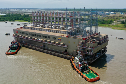 La barcaza Murat Bey tiene capacidad para generar hasta 99 megavatios de energía térmica.